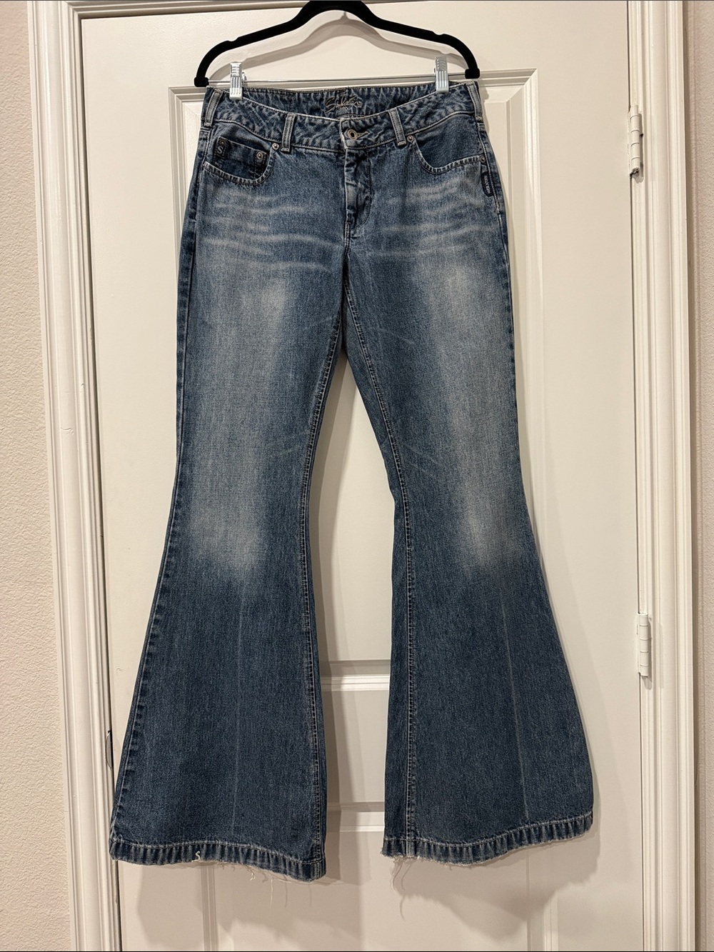 Silver Jeans Women's Wide Flare Jeans in Washed Blue Size 31, 34.5” inseam